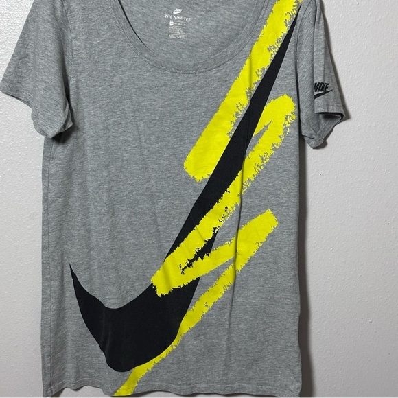 The Nike Tee Women Gray Shirt Active Nike Size XS. - Picture 2 of 7
